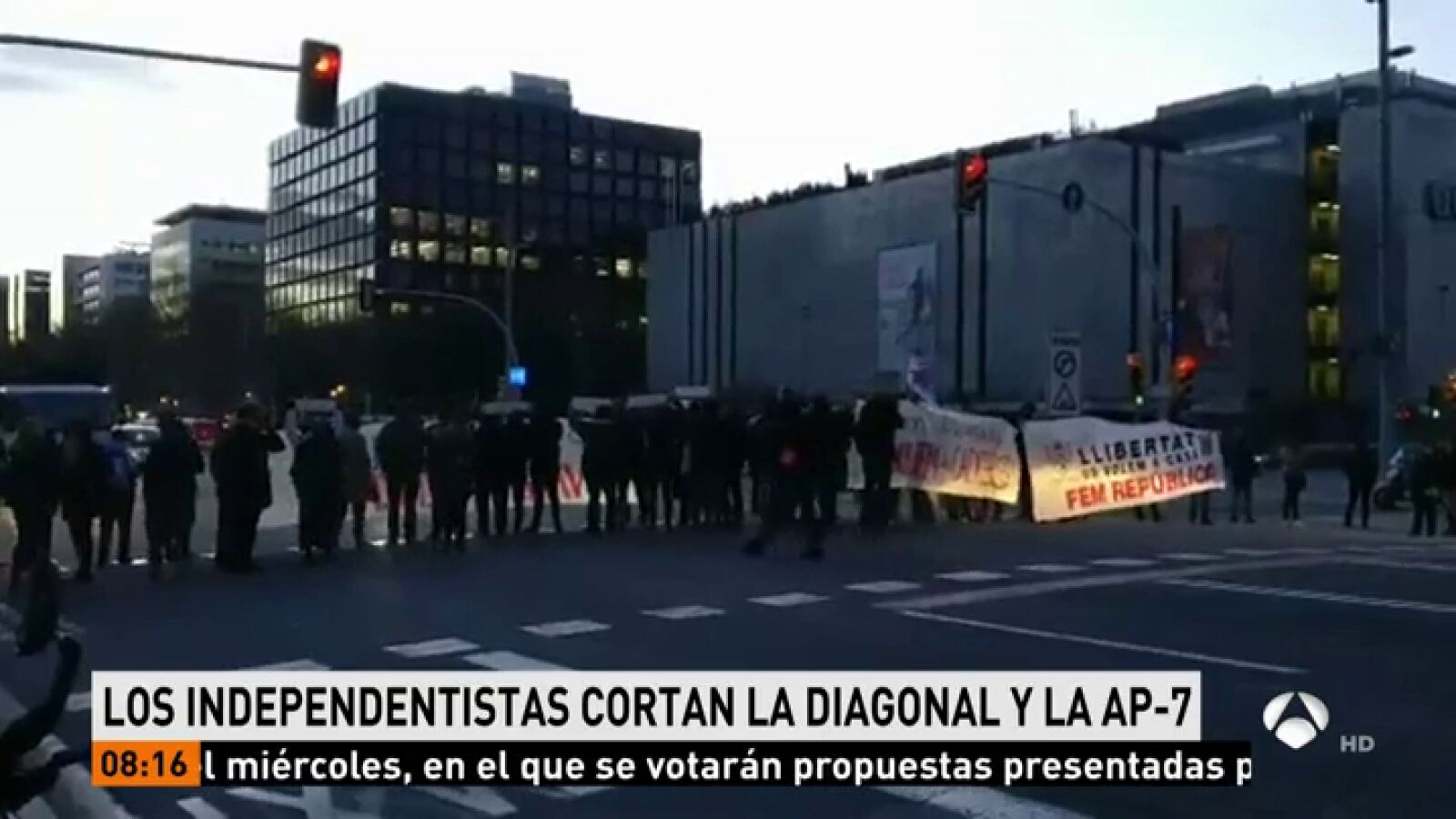 Grupos de independentistas cortan la AP-7 en l'Ampolla (Tarragona) y la N-340