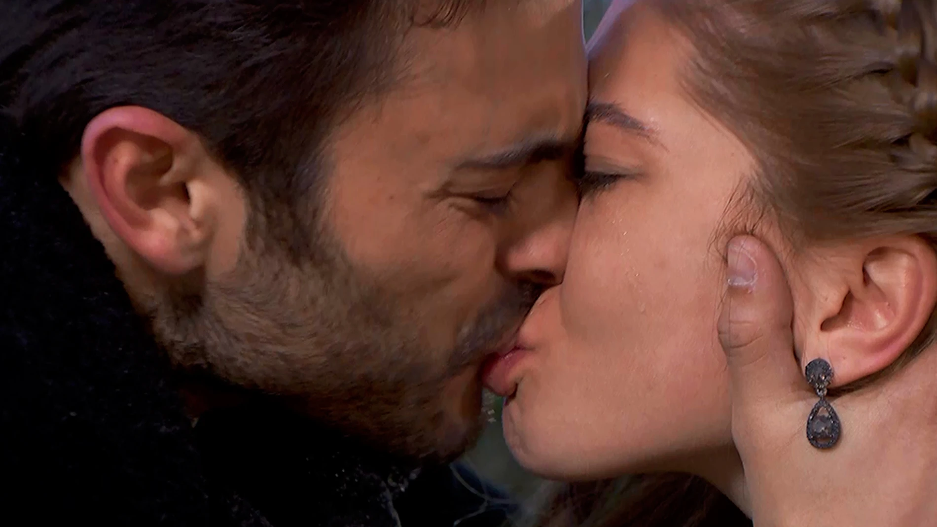 Julieta y Saúl se funden en un beso