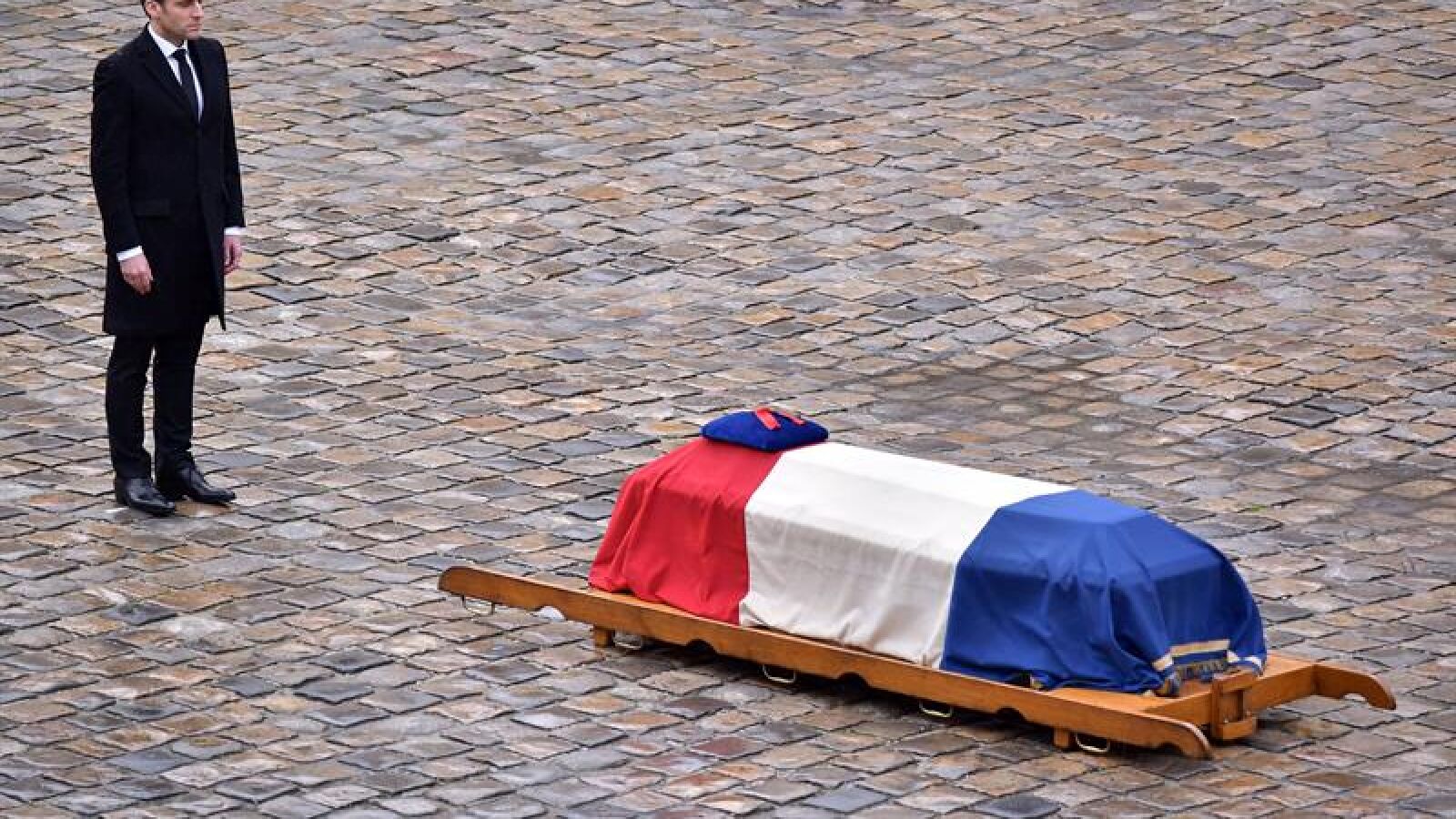 Francia rinde homenaje al gendarme asesinado tras intercambiarse por una rehén