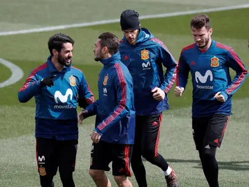 Koke e Isco bromean durante un entrenamiento de la Selección Koke e Isco bromean durante un entrenamiento de la Selección