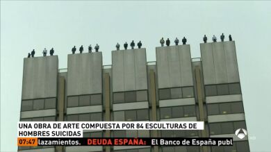 Colocan 84 esculturas de hombres en una azotea Londres para denunciar la alta cifra de suicidios en Reino Unido