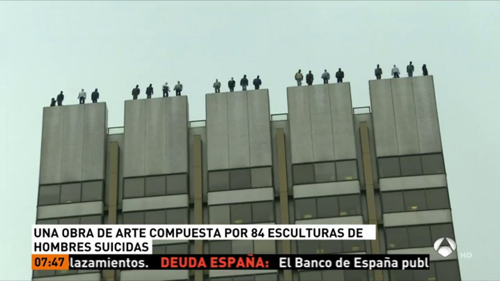 Colocan 84 esculturas de hombres en una azotea Londres para denunciar la alta cifra de suicidios en Reino Unido