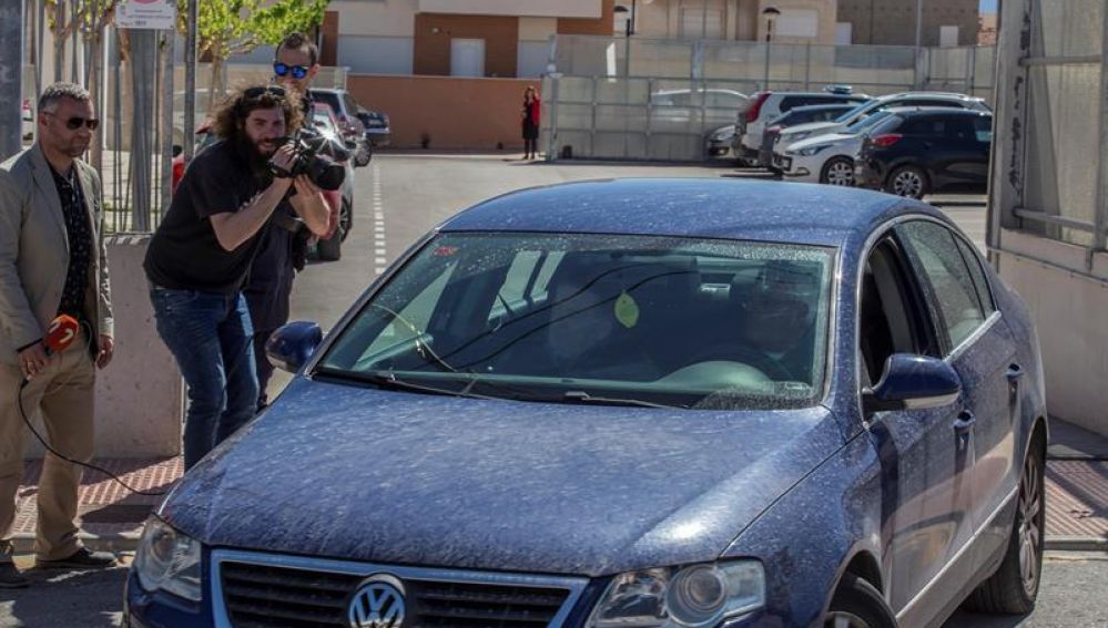 El principal sospechoso sale en coche de las dependencias de la Guardia Civil