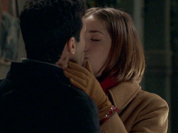 María presencia un nuevo beso entre Ignacio y Laura