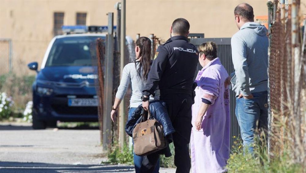 Agentes de la Policía Nacional acompañan a la pareja, y a la madre de esta