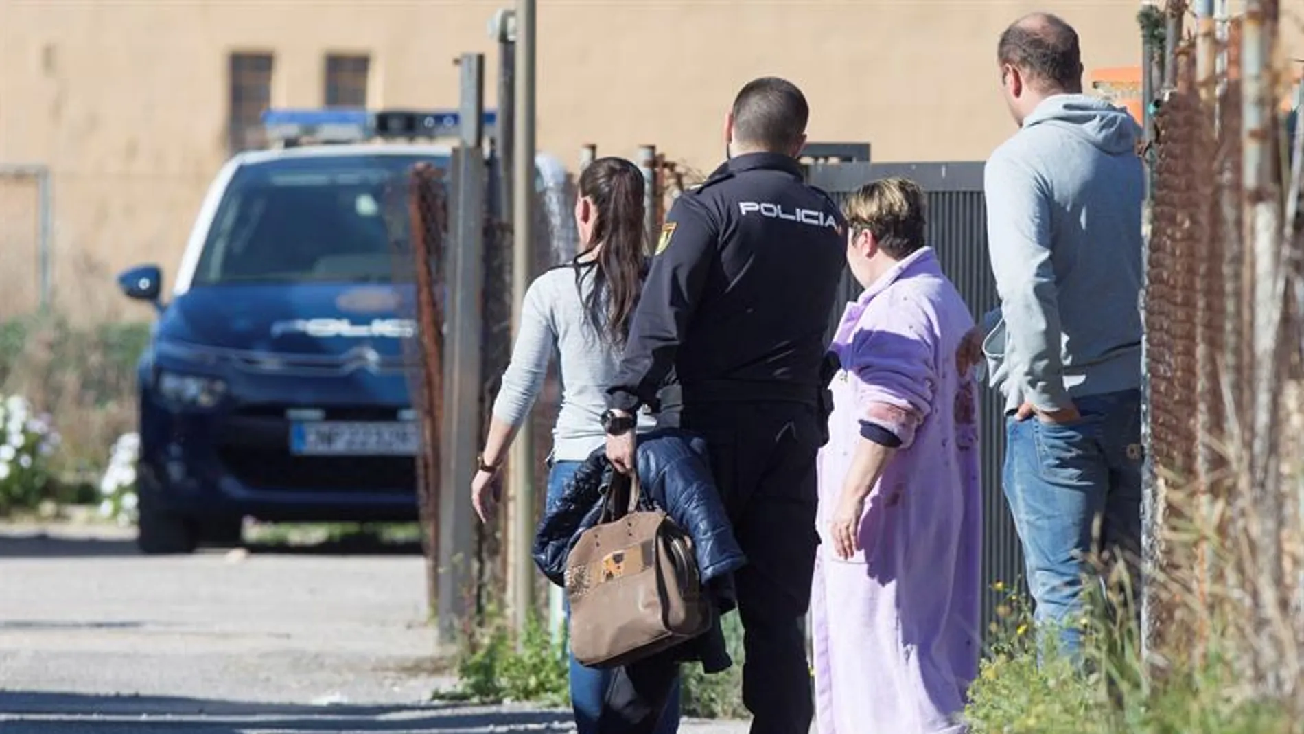 Agentes de la Policía Nacional acompañan a la pareja, y a la madre de esta Agentes de la Policía Nacional acompañan a la pareja, y a la madre de esta