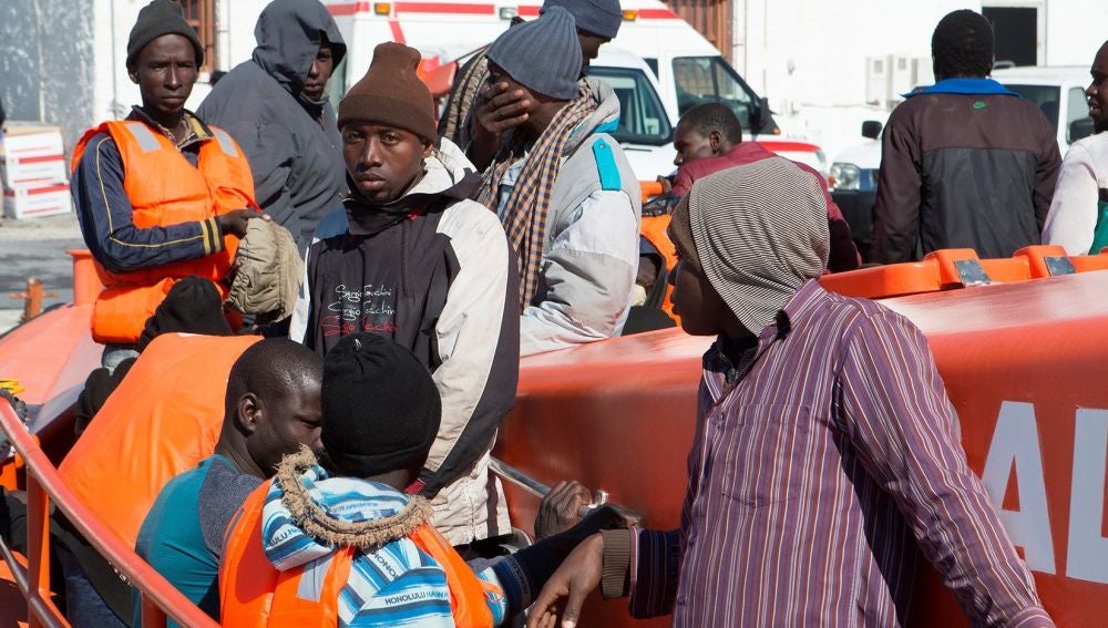 Los 34 varones de origen subsahariano rescatados a unas 24 millas al sur de Motril (Granada)