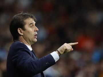 Julen Lopetegui da instrucciones en el Wanda Metropolitano