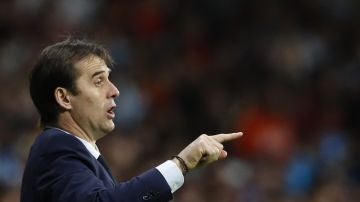 Julen Lopetegui da instrucciones en el Wanda Metropolitano