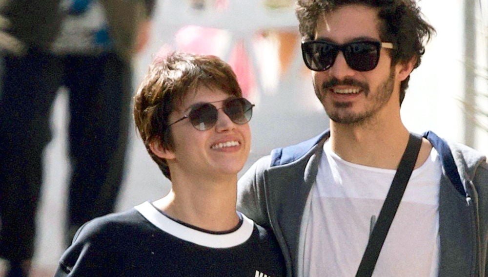 Úrsula Corberó y Chino Darín por las calles de Málaga