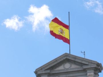 Banderas a media asta en los edificios militares Banderas a media asta en los edificios militares