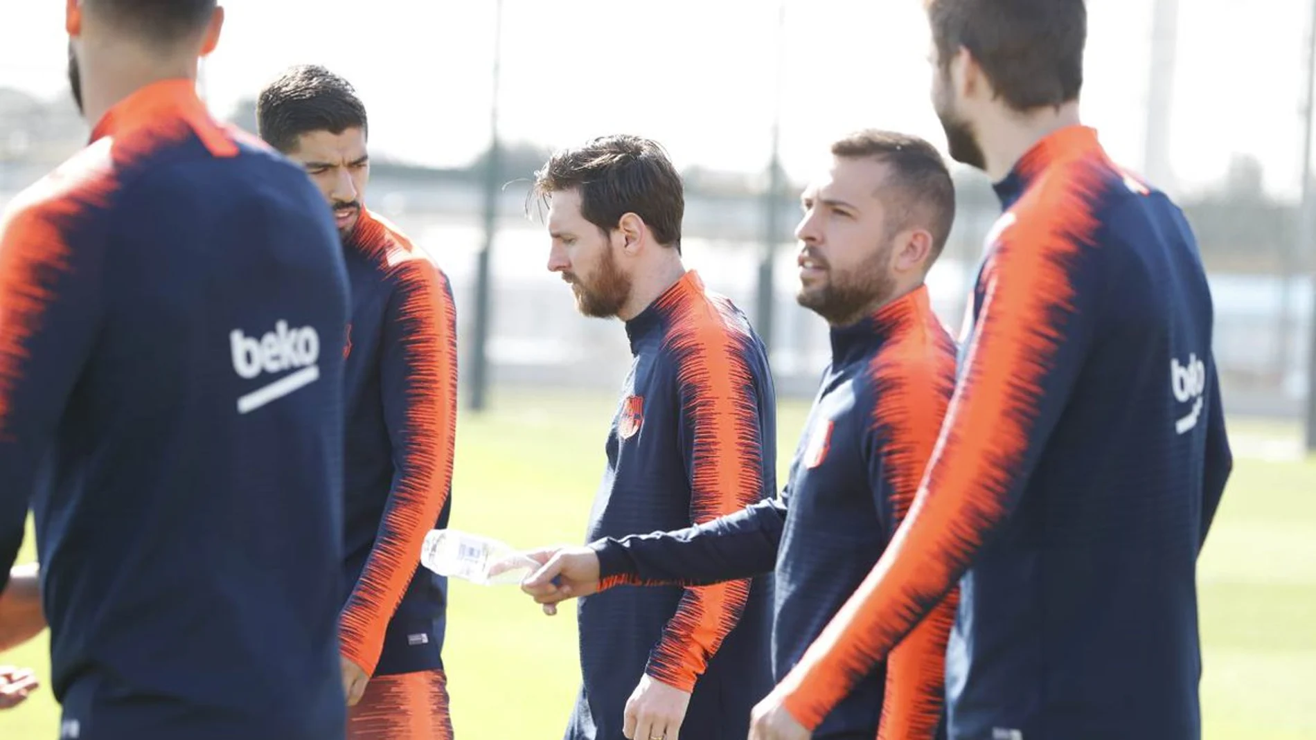 Messi, junto a sus compañeros Messi, junto a sus compañeros