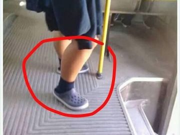 Se burlan de una niña por llevar sandalias con el uniforme