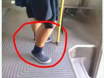 Se burlan de una niña por llevar sandalias con el uniforme Se burlan de una niña por llevar sandalias con el uniforme