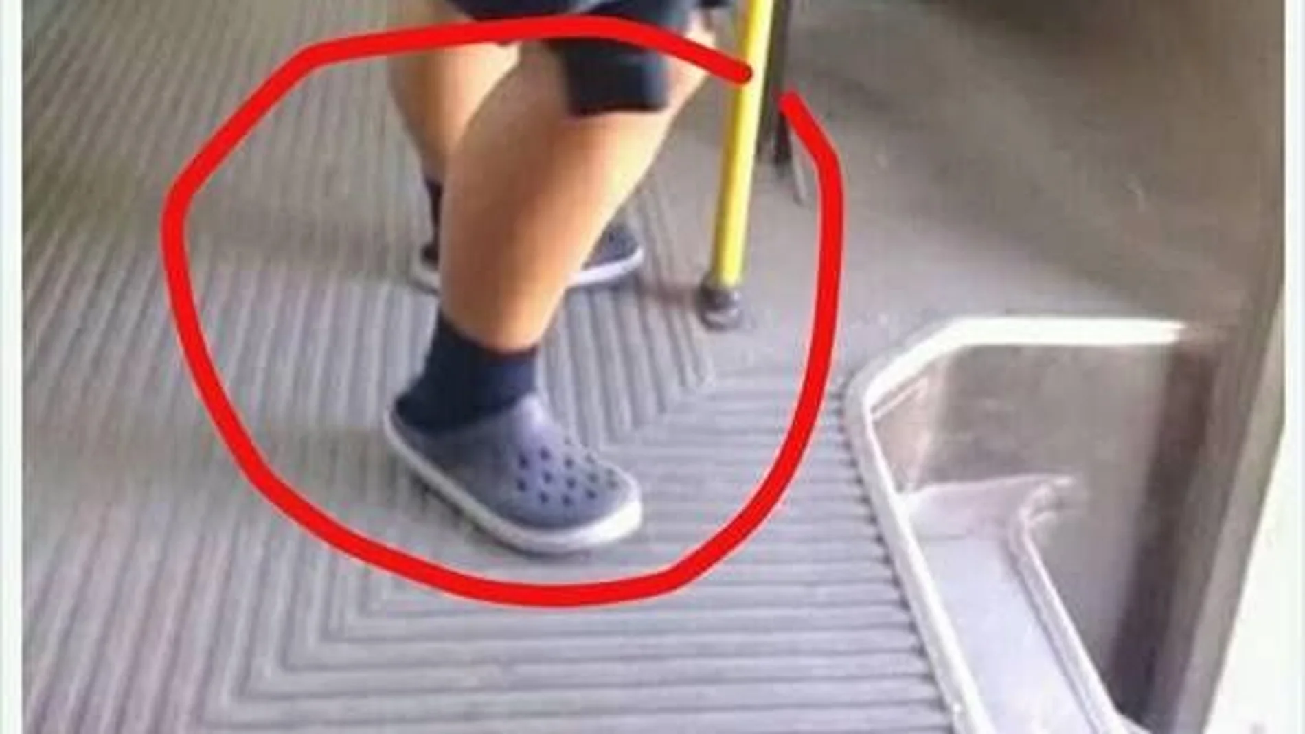 Se burlan de una niña por llevar sandalias con el uniforme Se burlan de una niña por llevar sandalias con el uniforme