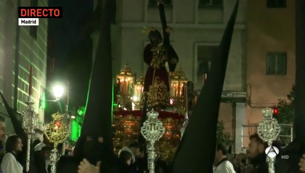 La cruz del Jesús del Gran Poder se rompe al chocar con un semáforo en Madrid
