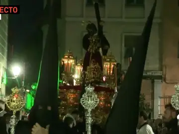 La cruz del Jesús del Gran Poder se rompe al chocar con un semáforo en Madrid La cruz del Jesús del Gran Poder se rompe al chocar con un semáforo en Madrid