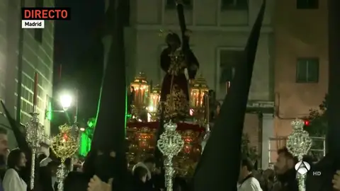 La cruz del Jesús del Gran Poder se rompe al chocar con un semáforo en Madrid La cruz del Jesús del Gran Poder se rompe al chocar con un semáforo en Madrid