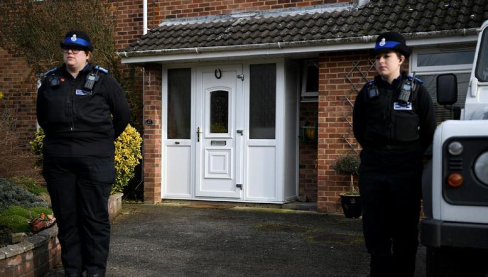 Dos policías vigilando en la que fue la casa del retirado espía ruso Sergei Skripal 