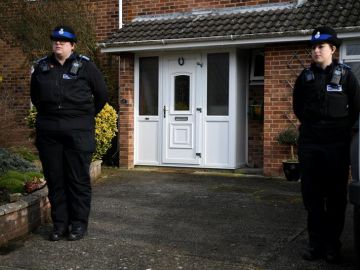 Dos policías vigilando en la que fue la casa del retirado espía ruso Sergei Skripal 