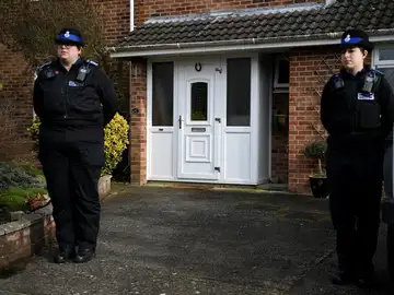 Dos policías vigilando en la que fue la casa del retirado espía ruso Sergei Skripal Dos policías vigilando en la que fue la casa del retirado espía ruso Sergei Skripal