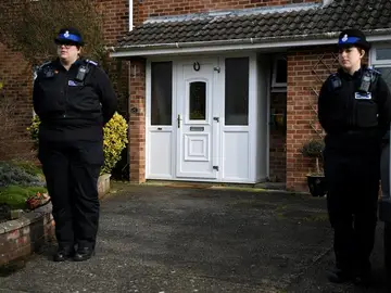 Dos policías vigilando en la que fue la casa del retirado espía ruso Sergei Skripal Dos policías vigilando en la que fue la casa del retirado espía ruso Sergei Skripal