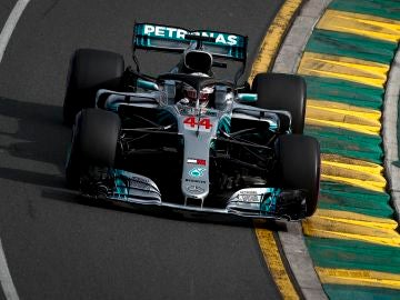 Lewis Hamilton pilota su Mercedes en Australia