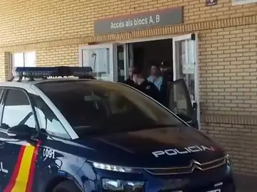 Sale del hospital el presunto asesino del hombre que fue acuchillado para salvar a su nieta Sale del hospital el presunto asesino del hombre que fue acuchillado para salvar a su nieta