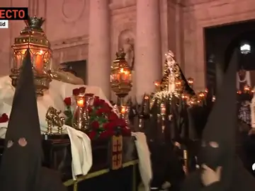 Cientos de personas arropan una Procesión de Penitencia y Caridad sin indulto y amenazada por la lluvia en Valladolid Cientos de personas arropan una Procesión de Penitencia y Caridad sin indulto y amenazada por la lluvia en Valladolid