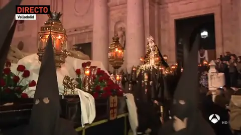 Cientos de personas arropan una Procesión de Penitencia y Caridad sin indulto y amenazada por la lluvia en Valladolid Cientos de personas arropan una Procesión de Penitencia y Caridad sin indulto y amenazada por la lluvia en Valladolid