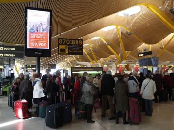 Colas en la T4, en el aeropuerto Madrid-Barajas Adolfo Suárez