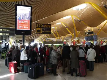 Colas en la T4, en el aeropuerto Madrid-Barajas Adolfo Suárez Colas en la T4, en el aeropuerto Madrid-Barajas Adolfo Suárez