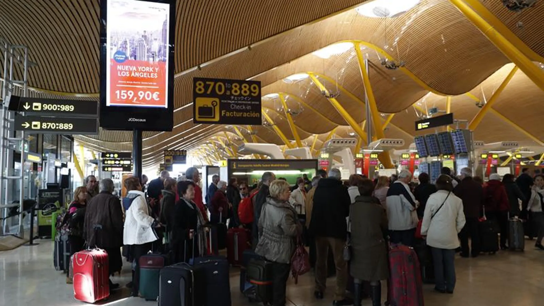 Colas en la T4, en el aeropuerto Madrid-Barajas Adolfo Suárez Colas en la T4, en el aeropuerto Madrid-Barajas Adolfo Suárez