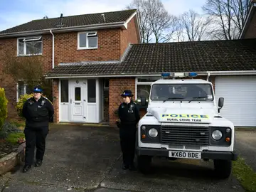 Dos policías vigilando la que se cree fue la casa del retirado espía ruso Sergei Skripal Dos policías vigilando la que se cree fue la casa del retirado espía ruso Sergei Skripal