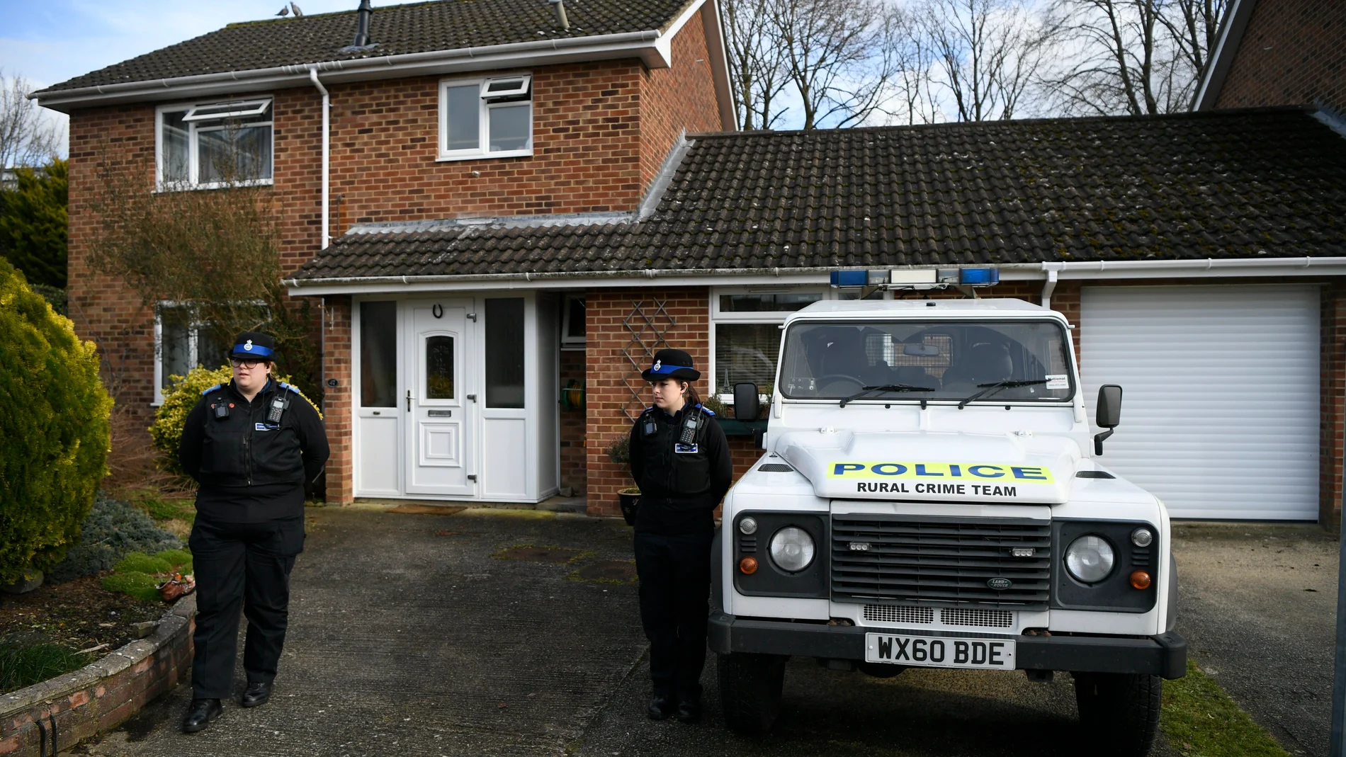 Dos policías vigilando la que se cree fue la casa del retirado espía ruso Sergei Skripal Dos policías vigilando la que se cree fue la casa del retirado espía ruso Sergei Skripal