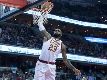 LeBron James anotando una canasta LeBron James anotando una canasta