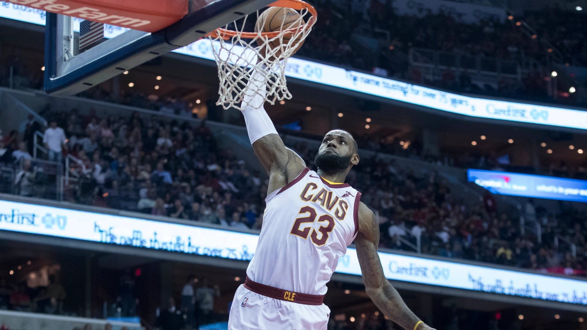 LeBron James anotando una canasta LeBron James anotando una canasta