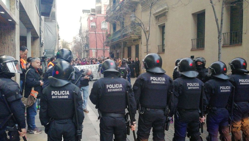 Manifestación por el incendio del Ateneu Popular de Sarrià