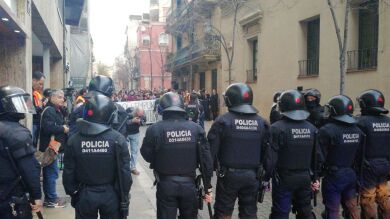 Medio millar de personas se manifiesta por el incendio del Ateneu Popular de Sarrià