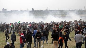 Palestinos huyen de gases lacrimógenos durante los enfrentamientos con soldados israelíes 