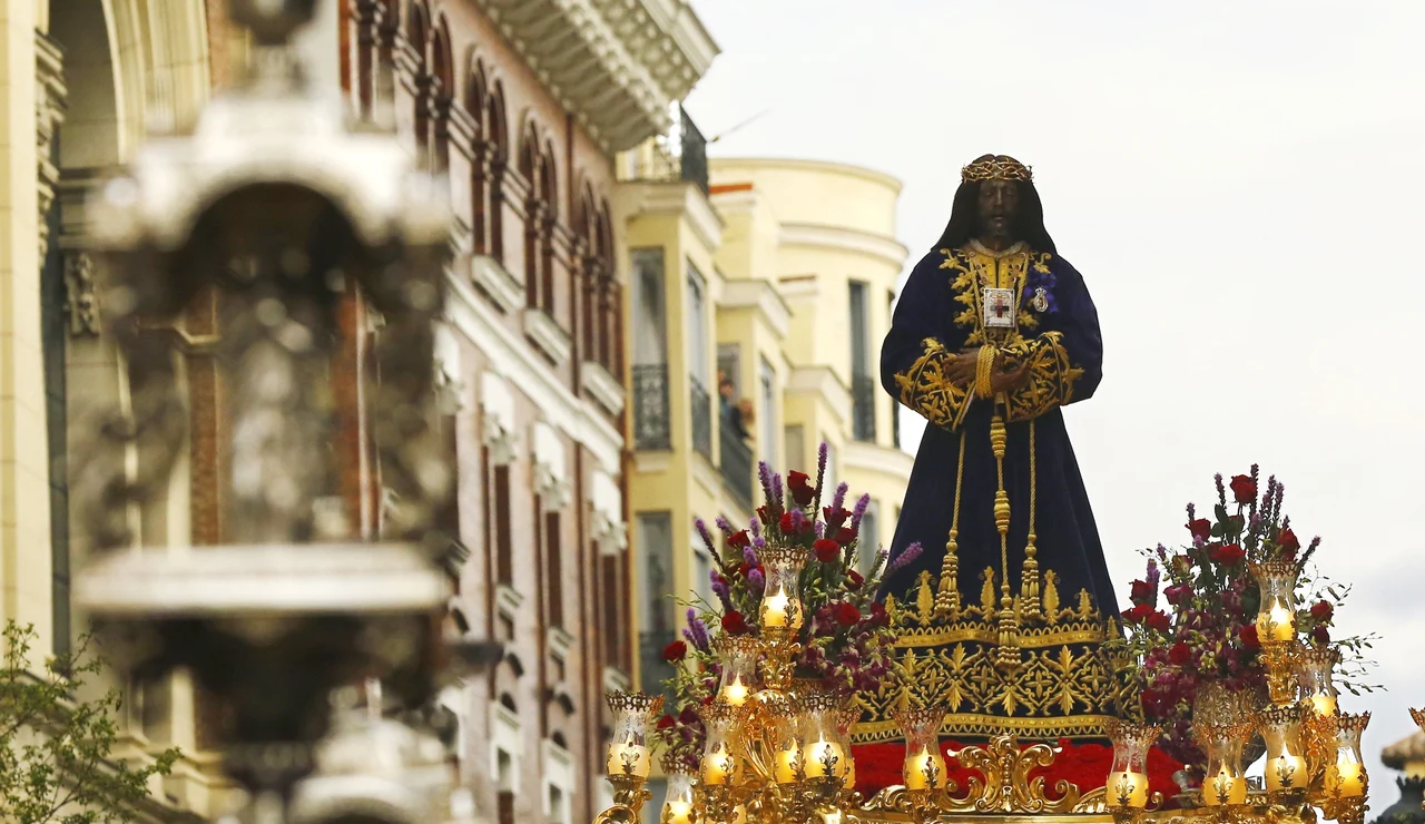 La imagen de Jesús de Medinaceli sale de su basílica por las calles de Madrid