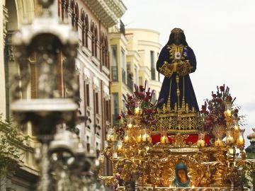 La imagen de Jesús de Medinaceli sale de su basílica por las calles de Madrid