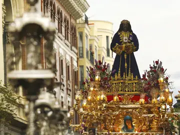 La imagen de Jesús de Medinaceli sale de su basílica por las calles de Madrid La imagen de Jesús de Medinaceli sale de su basílica por las calles de Madrid