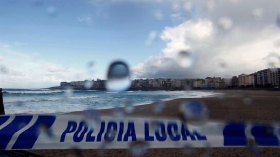 Vista de la playa del Orz&aacute;n en A Coru&ntilde;a cerrada por la Polic&iacute;a Local a causa del mal tiempo