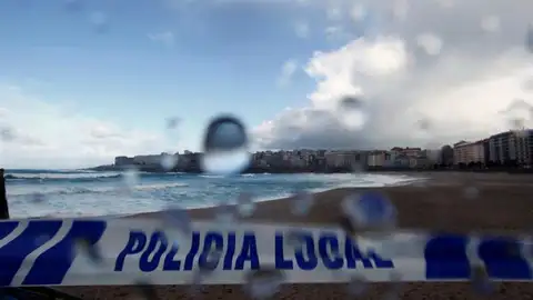 Vista de la playa del Orzán en A Coruña cerrada por la Policía Local a causa del mal tiempo Vista de la playa del Orzán en A Coruña cerrada por la Policía Local a causa del mal tiempo