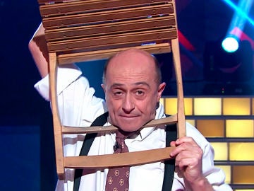 El humorista Pepe Viyuela se queda atrapado en una silla 