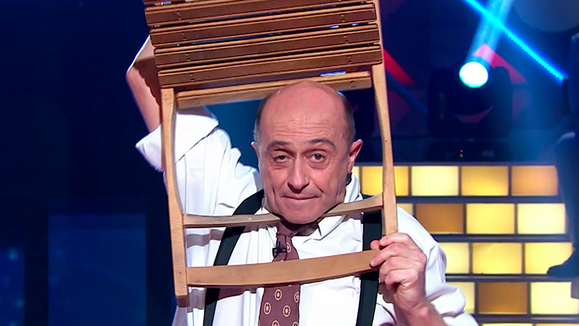 El humorista Pepe Viyuela se queda atrapado en una silla  