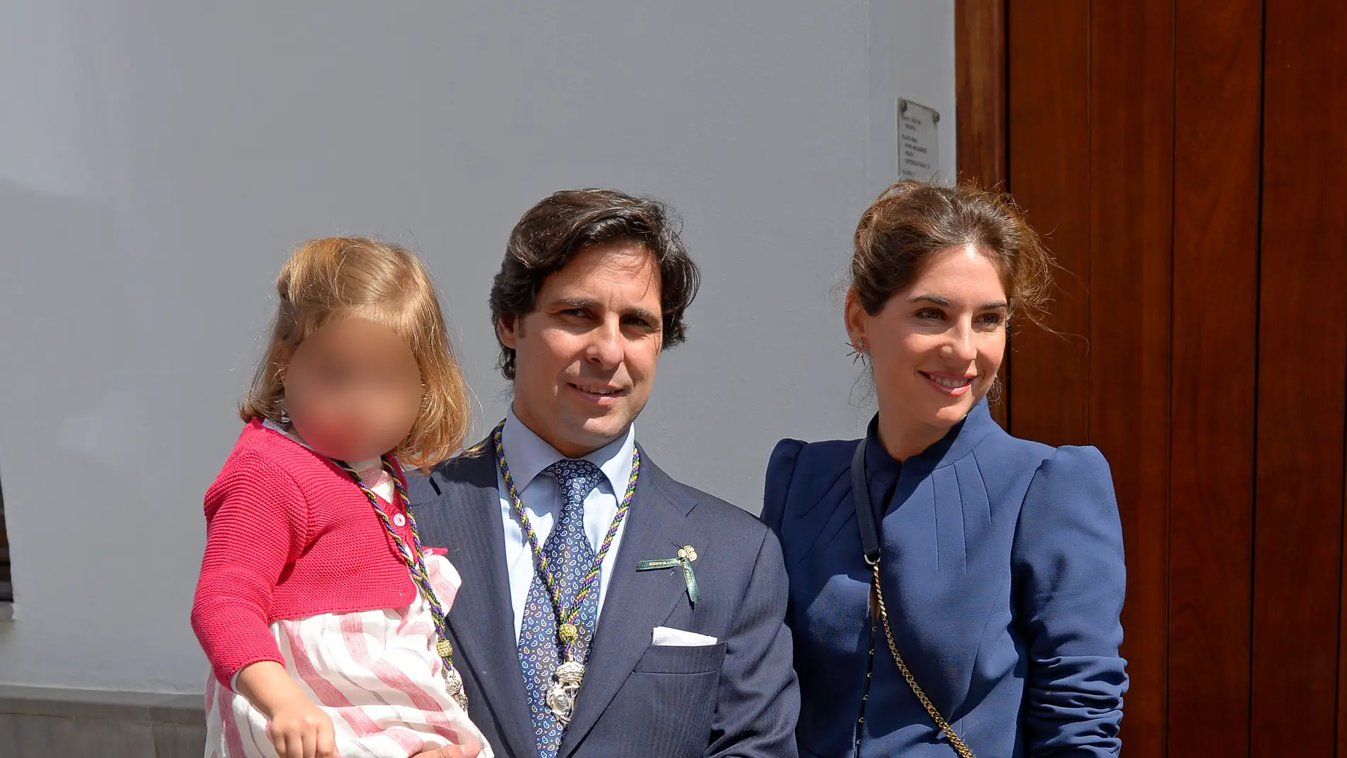 Fran Rivera y Lourdes Montes con su hija en el Jueves Santo de Sevilla 
