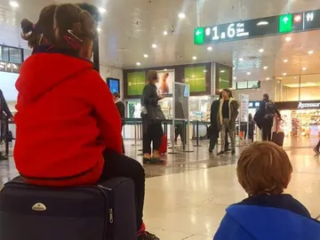 Los hijos de Junqueras esperando para ir a ver a su padre Los hijos de Junqueras esperando para ir a ver a su padre