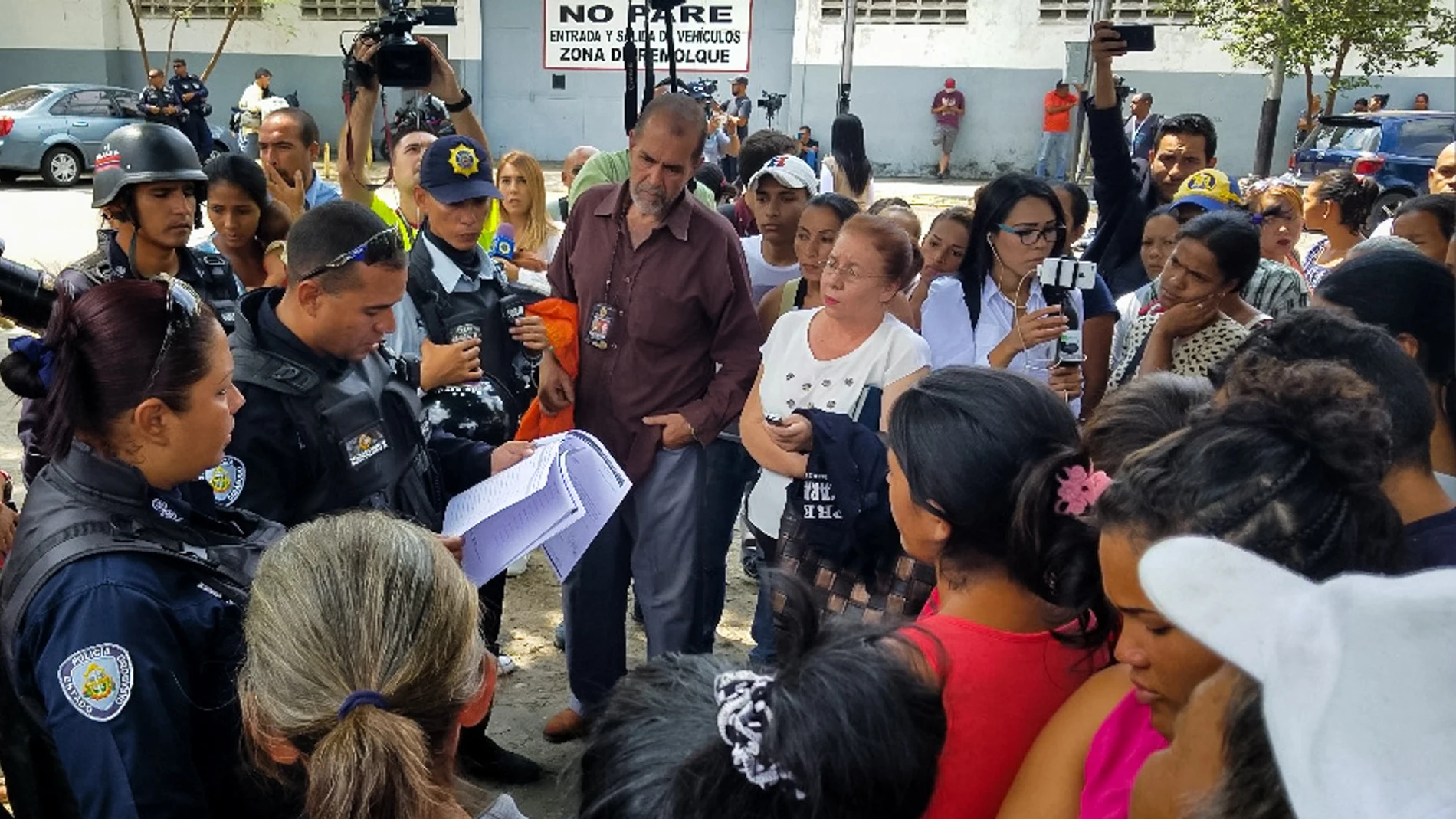 La Policía lee a los familiares la lista de supervivientes al incendio de una comisaría La Policía lee a los familiares la lista de supervivientes al incendio de una comisaría